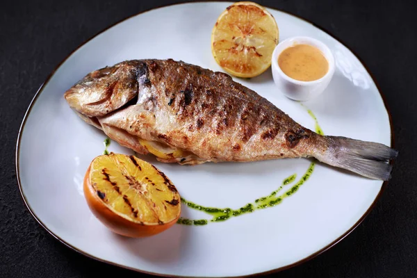 ızgara narenciye ile dorado balık ve sos