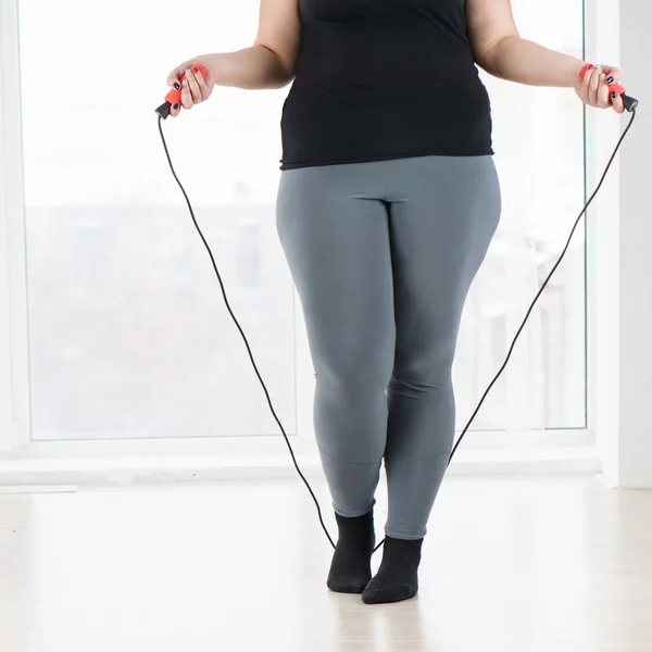 Mujer con sobrepeso con entrenamiento cardiovascular de cuerda de salto — Foto de Stock