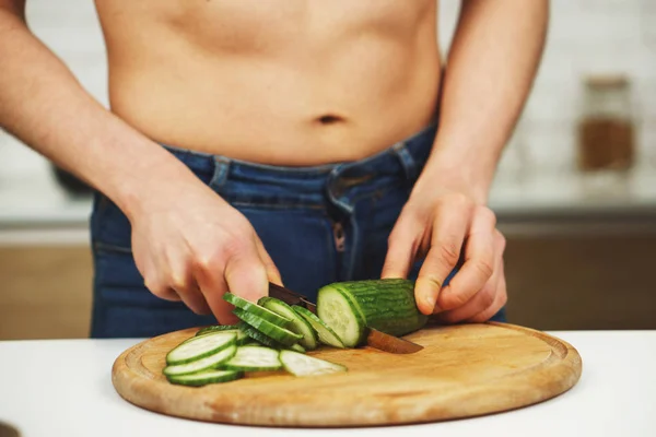 Passen sportieve vrouw koken gezonde groente salade — Stockfoto