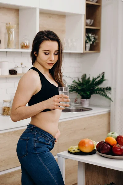 Apto mulher desportiva beber água antes do café da manhã — Fotografia de Stock