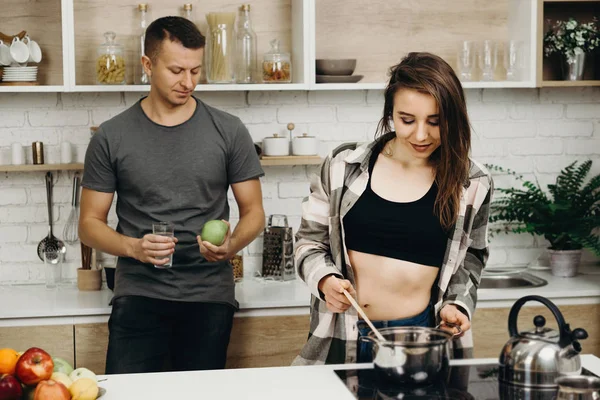 Casal em forma tomar café da manhã na cozinha em casa — Fotografia de Stock