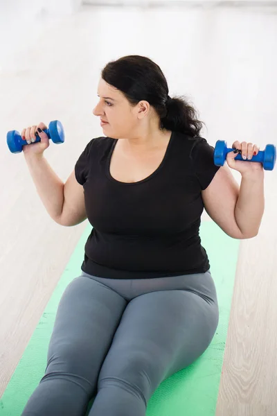 Mulher com sobrepeso formação com halteres — Fotografia de Stock