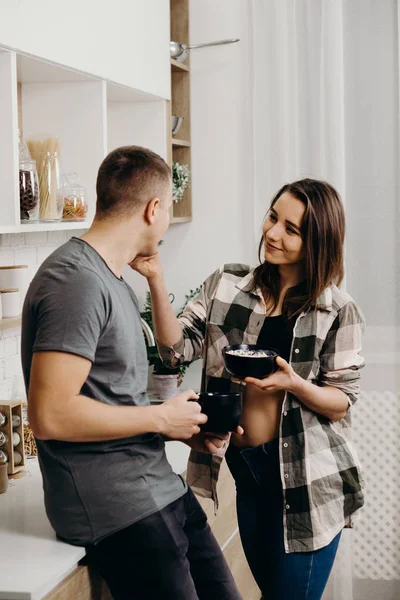 En forma pareja desayunando en casa cocina —  Fotos de Stock