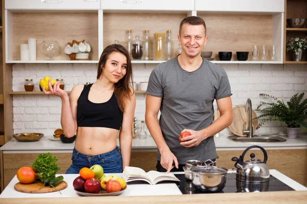 Casal consciente da saúde cozinhar alimentos saudáveis — Fotografia de Stock