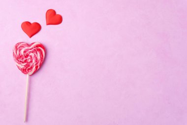 Sevgiliye arka plan, lolipop kalp şeklinde