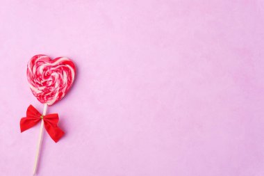 Sevgiliye arka plan, lolipop kalp şeklinde