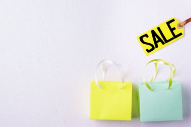 Satılık şablon alışveriş torbaları ve fiyat etiketi ile