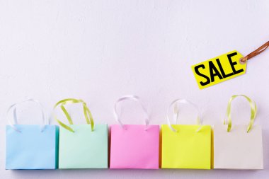 Satılık şablon alışveriş torbaları ve fiyat etiketi ile