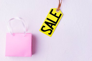 Satılık şablon alışveriş torbaları ve fiyat etiketi ile
