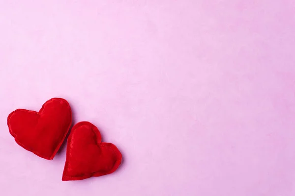 Röda alla hjärtans dag hjärtan på rosa bakgrund — Stockfoto