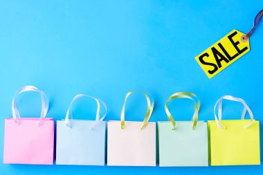 bahar satış fiyat etiketi ve alışveriş torbaları