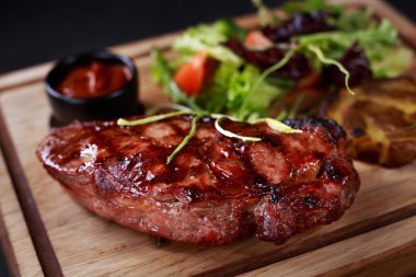 Orta nadir striploin biftek, ızgara ve Barbekü