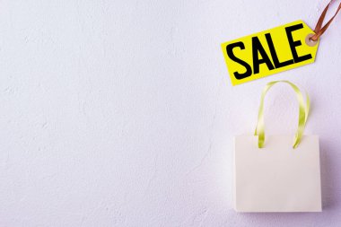 Satılık şablon alışveriş torbaları ve fiyat etiketi ile