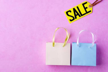 fiyat etiketi, alışveriş torbaları mevsimlik satışı büyük başlığı