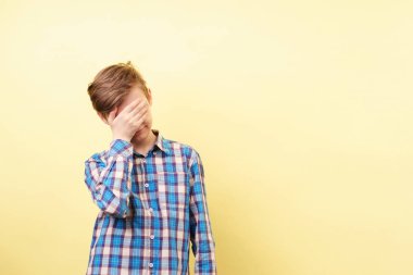 facepalm, çaresiz çocuk yüz el ile kaplama