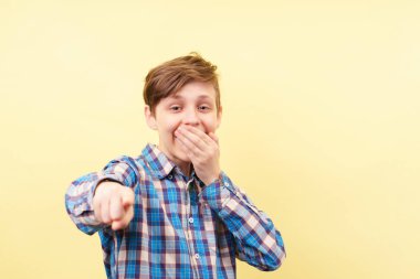 alay ve işaret parmağı Görüntüleyici gülen çocuk