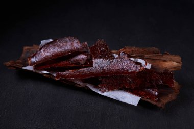 ahşap kabuk kurutulmuş et dilimlenmiş