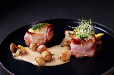 fırında hindi göğsü pastırma ve mantar sos ile