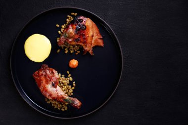 kızarmış tavuk ve haşlanmış mung fasulye