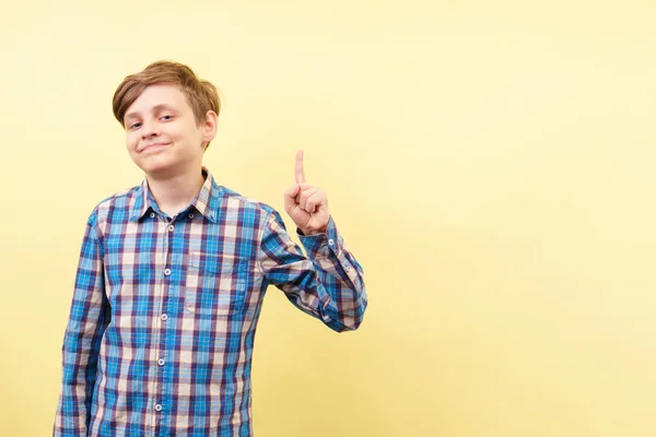 Grinande pojke pekar på objektet eller texten, mall — Stockfoto