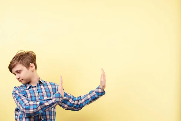 Jongen draaien vaststelling met afwijzing van gebaar, weigering — Stockfoto