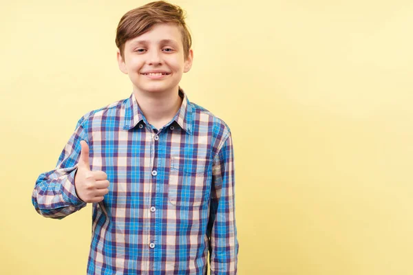 Щасливий усміхнений захоплений хлопчик показує великий палець вгору — стокове фото