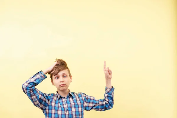 Choqué garçon points avec doigt à vide espace — Photo