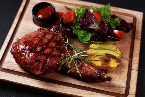 Parrilla y barbacoa, filete de costilla, restaurante de carne — Foto de Stock