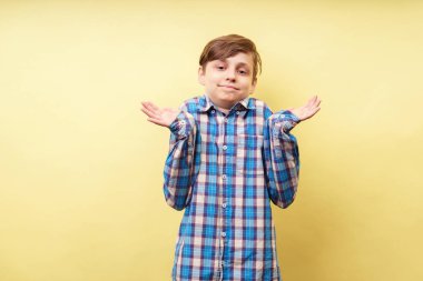 şaşkın şaşkın oğlan eller eller yükselen kaldırma