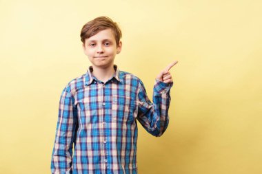 Şuraya bak. sevimli çocuk yan el ile işaret