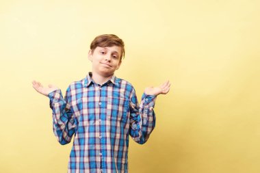 şaşkın şaşkın clueless çocuk elleri kaldırma