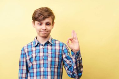 Tamam, memnuniyeti ve onay, çocuk el Tamam