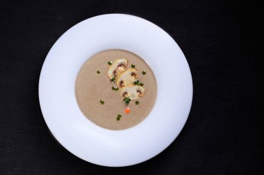 Otlar ve baharatlar ile mantar kremalı çorba