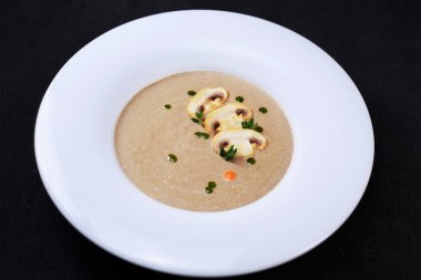 Otlar ve baharatlar ile mantar kremalı çorba