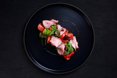 Açık sandviç kızartma sığır eti ve sebze salatası ile