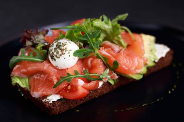 Açık sandviç somon, avokado ve mozzarella ile