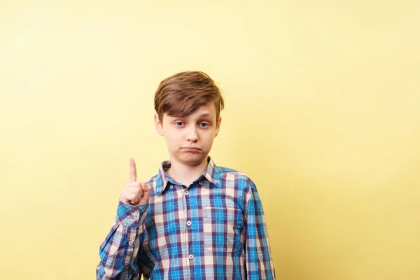 Titta där. pojke pekar uppåt med pekfinger — Stockfoto