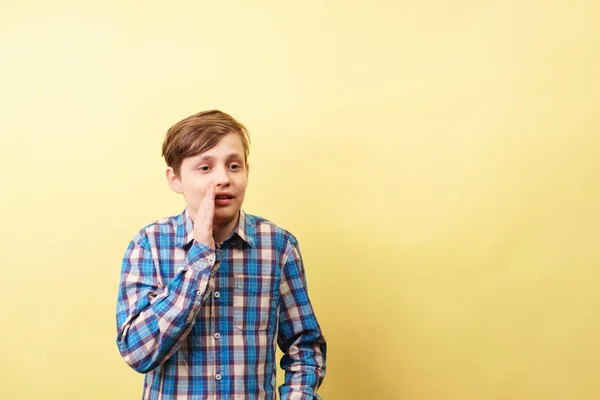 Verbaasd en verbijsterd jongen, mensen emoties verbaasd — Stockfoto