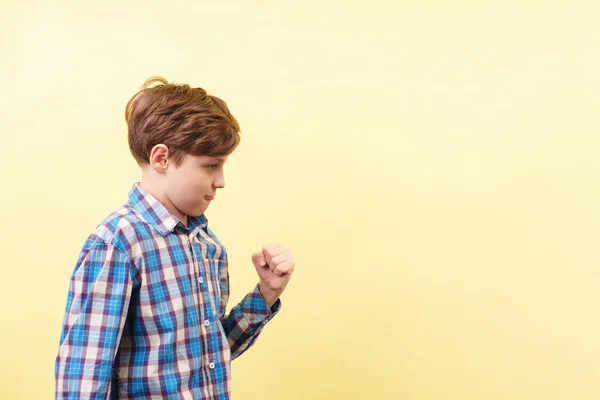 Zelfvoldane vertrouwen jongen win gebaar maken — Stockfoto