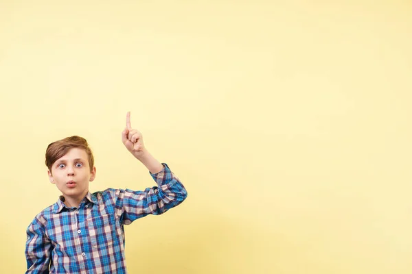 Shocked boy pointing to object or text, template — Stock Photo, Image