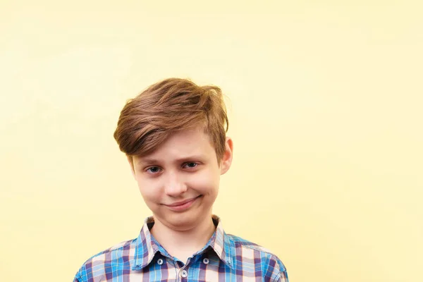 Självbelåten fräcka vågad pojke med skeptisk leende — Stockfoto