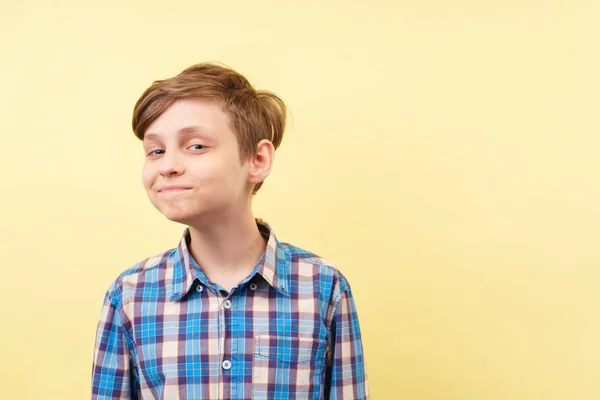 Zesměšňovat uštěpačným jízlivě chlapce s ironickým úsměvem — Stock fotografie
