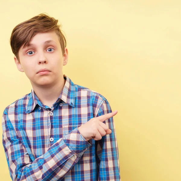 Estúdio tiro de menino com rosto surpreso expressão — Fotografia de Stock