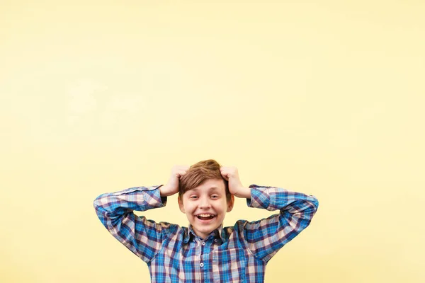 Glada glada leende flämtande tonåriga kid — Stockfoto