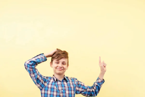 Titta där. söt pojke pekar uppåt med handen — Stockfoto
