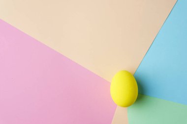 pastel arka plan üzerinde renkli Paskalya yortusu yumurta boyalı