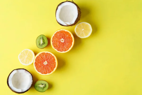 Composición de verano con frutas exóticas, vacaciones — Foto de Stock