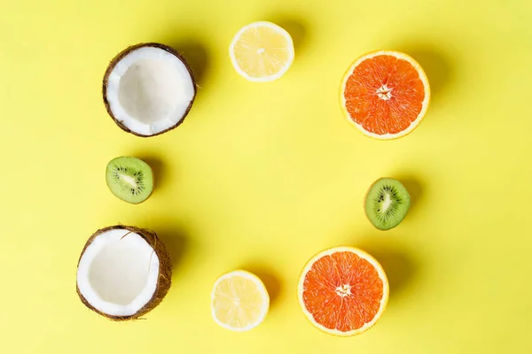 Composición de verano con frutas exóticas, vacaciones — Foto de Stock