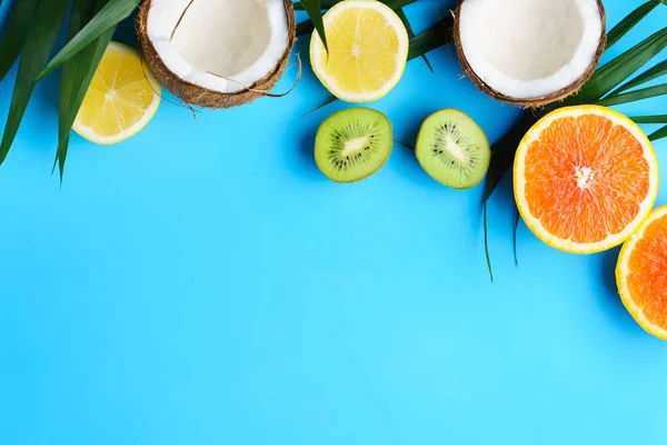 Composición de verano con frutas exóticas, vacaciones — Foto de Stock