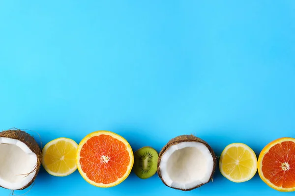 Composición de verano con frutas exóticas, vacaciones — Foto de Stock